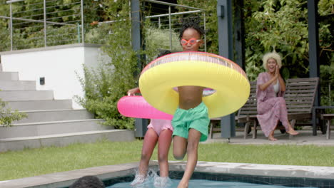 Hermanos-Afroamericanos-Saltando-A-La-Piscina-Con-El-Padre