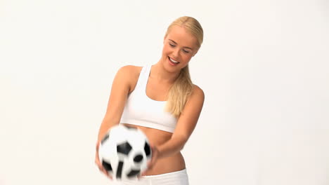 Blonde-Frau-Spielt-Mit-Einem-Ball