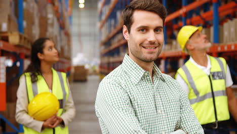 Warehouse-workers-working-together-