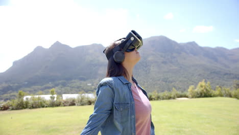 Una-Mujer-Joven-Con-Casco-De-Realidad-Virtual-Parada-Al-Aire-Libre