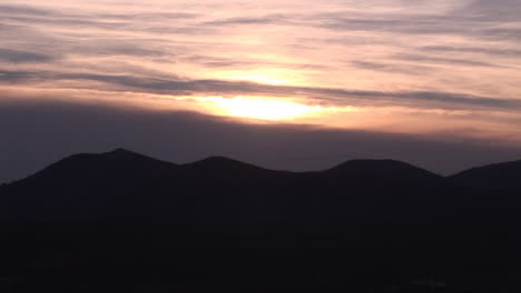 Sonnenuntergang-über-Bergen