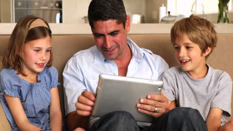 Süße-Kinder-Mit-Tablet-PC-Mit-Vater-Auf-Der-Couch