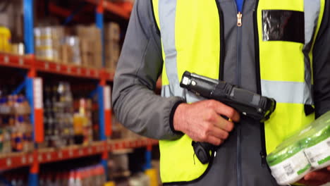 Warehouse-worker-using-a-scanner