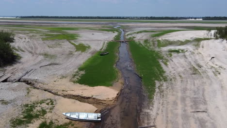 Luftaufnahme-Von-Teilen-Des-Rio-Negro-Und-Seiner-Nebenflüsse,-Die-Von-Einer-Rekorddürre-Betroffen-Sind,-Die-Das-Amazonasgebiet-In-Brasilien-Heimgesucht-Hat