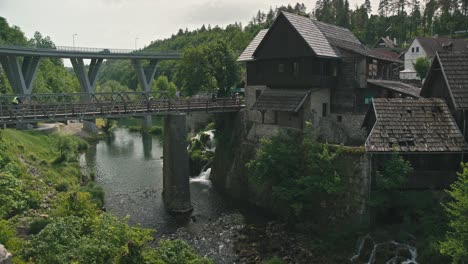 Edificios-Históricos-De-Piedra-Y-Madera-Con-Un-Puente-Rústico-Sobre-Un-Río-En-Rastoke,-Croacia.