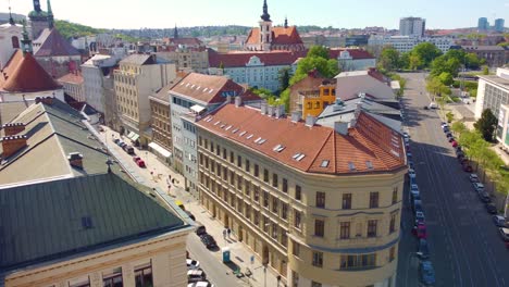 Innenstadt-Von-Brno,-Tschechische-Republik-An-Einem-Wunderschönen-Sonnigen,-Warmen-Tag-Mit-Atemberaubender-Aussicht-Auf-Gebäude-Und-Sanfte-Hügel