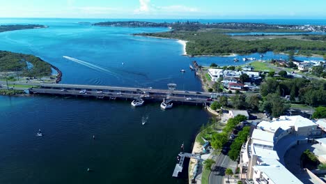 Toma-De-Paisaje-De-Automóviles-Tráfico-Conduciendo-Sobre-El-Puente-Del-Canal-De-Swansea-Ciudad-Principal-Belmont-Mayor-Newcastle-Australia-Viajes-Transporte-Turismo-Drone-Aéreo