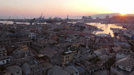 Drohnenansicht-Des-Historischen-Zentrums-Von-Genua-Bei-Sonnenuntergang-Mit-Hafen-Im-Hintergrund