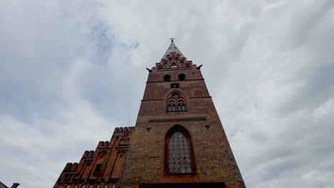 Gothic-Monument-With-Sankt-Petri-Church-In-The-Old-Town-Of-Malmo,-Sweden