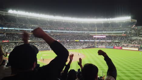 Toma-Del-Momento-Del-Hit-Y-Rbi-De-Los-New-York-Yankees-En-La-última-Entrada-De-Un-Partido-De-Temporada-Regular-Con-La-Emoción-Del-Público-En-Las-Gradas.