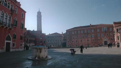 Día-Soleado-En-El-Campo-San-Giovanni-E-Paolo-En-Venecia,-Italia,-Con-La-Basílica-Y-La-Arquitectura-Histórica-Circundante-A-La-Vista