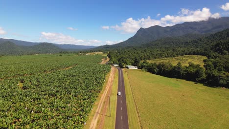 4K-Drohnenvideo,-Das-Einem-Wohnmobil-Folgt,-Das-Durch-Das-üppige-Grün-Im-Tropischen-Norden-Von-Queensland,-Australien,-Fährt