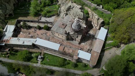 Toma-De-Drones-De-4.000-Metros-De-Los-Trabajos-De-Restauración-En-El-Monasterio-De-Geghard,-Declarado-Patrimonio-De-La-Humanidad-Por-La-Unesco-En-Armenia,-Cerca-De-Yerewan