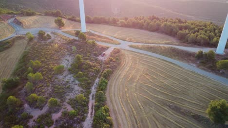 Windmühlen-In-Igualada,-Barcelona-Bei-Sonnenuntergang-Werfen-Lange-Schatten-über-Die-Sanften-Hügel-Und-Straßen