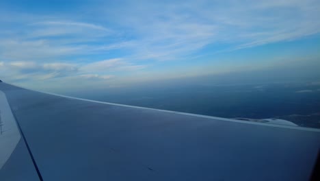 Avión-Volando-Sobre-Hermosos-Ríos-Y-Paisajes-Con-Cielo-Nocturno-En-Segundo-Plano.