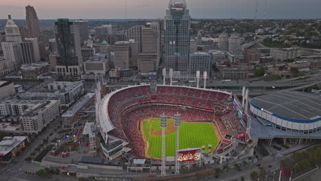 Cincinnati-Ohio-Vuelo-Aéreo-Con-Drones-V21-Que-Captura-El-Paisaje-Urbano-Del-Centro-De-La-Puesta-De-Sol,-Vista-Panorámica-Del-Evento-De-Béisbol-Que-Se-Desarrolla-En-El-Gran-Parque-De-Pelota-Americano---Filmado-Con-Inspire-3-8k---Septiembre-De-2023