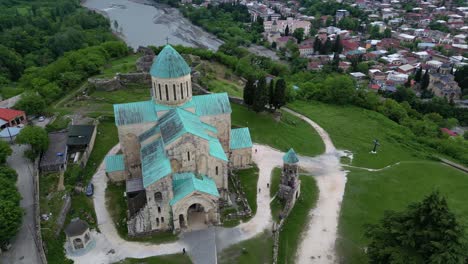 Imágenes-De-Drones-De-4k-A-60-Fps-De-La-Catedral-De-Bagrati-En-Kutaisi,-Georgia,-Que-Ofrecen-Impresionantes-Vistas-Aéreas-De-Este-Sitio-Declarado-Patrimonio-De-La-Humanidad-Por-La-Unesco