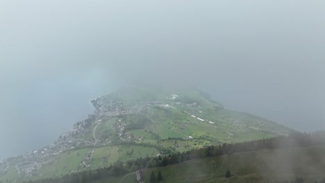 Vista-Aérea-Nublada-Sobre-El-Municipio-De-Weggis-Cerca-De-La-Orilla-Del-Lago-De-Lucerna.