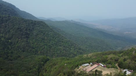 Drohnenaufnahme-Der-Landschaft-Oder-Der-Häuser-Und-Der-Umgebung-Der-Menschen,-Die-In-Nagaland,-Indien-Leben