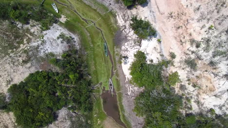 Luftaufnahme-Von-Teilen-Des-Rio-Negro-Und-Seiner-Nebenflüsse,-Die-Von-Einer-Rekorddürre-Betroffen-Sind,-Die-Das-Amazonasgebiet-In-Brasilien-Heimgesucht-Hat