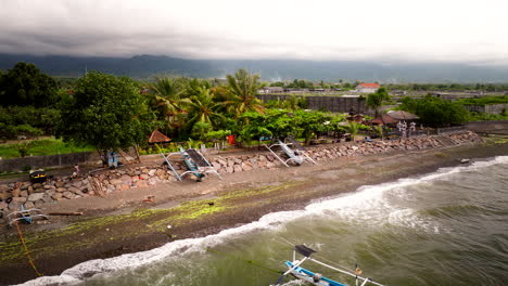 Paisaje-Costero-En-Un-Día-Nublado-En-Bali,-Indonesia---Disparo-Aéreo-De-Drones