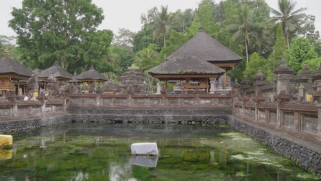 Templo-Pura-Gunung-Kawi-Sebatu-En-Bali,-Que-Presenta-Estructuras-Tradicionales-Balinesas-En-Medio-De-Un-Entorno-Verde