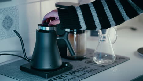 Closing-the-Lid-on-black-Barista-Water-Kettle-for-Filter-Coffee-in-slow-motion