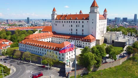 Castillo-De-Bratislava-Con-Bandera-Eslovaca,-Eslovaquia,-Aéreo.