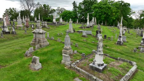 Vuelo-Aéreo-Sobre-Antiguos-Cementerios-En-El-Cementerio-De-La-Ciudad-Americana-Durante-El-Día