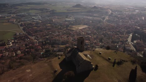 La-Ermita-Y-El-Pueblo-De-Tona-En-Barcelona-Con-Montañas-Al-Fondo,-Vista-Aérea.