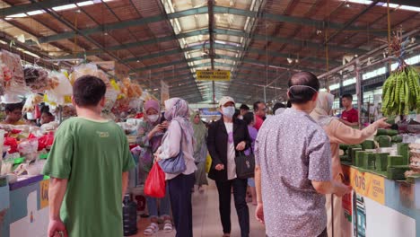 Throng-of-people-shopping-at-an-Indonesian-market