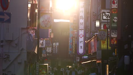 Dinámica-Ciudad-De-Tokio-Con-Mucha-Gente-Caminando-A-Través-Del-Marco