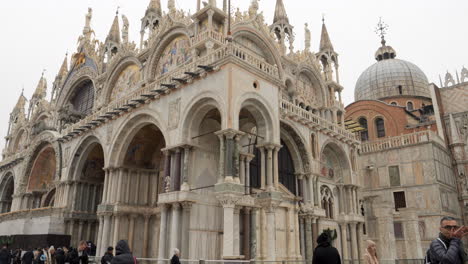 Touristen-Vor-Dem-Markusdom-In-Venedig---Schwenk-Nach-Oben-Zeitlupe