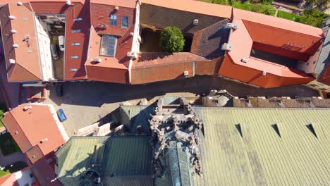 Toma-Aérea-Cinematográfica-De-Un-Dron-De-Una-Hermosa-Iglesia-En-La-Ciudad-De-Brno,-República-Checa,-Panorámica-Hacia-La-Iglesia-Al-Atardecer