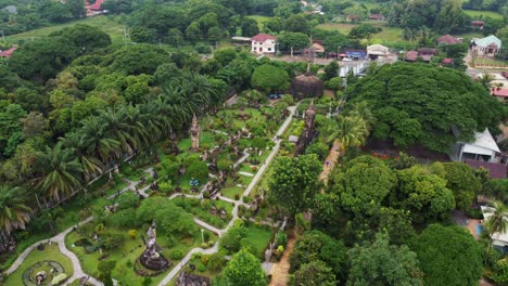 Una-Vista-Aérea-Del-Hermoso-Y-Misterioso-Parque-De-Buda,-Un-Lugar-Famoso-Conocido-Por-Sus-Numerosas-Esculturas-De-Cemento-Que-Representan-Deidades,-Demonios,-Animales-Y-Humanos-En-Diversas-Poses-Y-Situaciones.