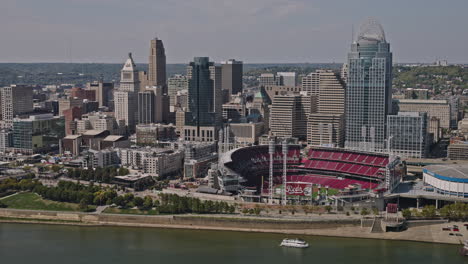 Cincinnati,-Ohio,-Luftaufnahme-Einer-V7-Drohne-über-Dem-Fluss,-Die-Das-Wahrzeichen-Des-Great-American-Ball-Park-Und-Die-Innenstadtansicht-Des-Zentralen-Geschäftsviertels-Am-Wasser-Einfängt-–-Aufgenommen-Mit-Inspire-3-8k-–-September-2023