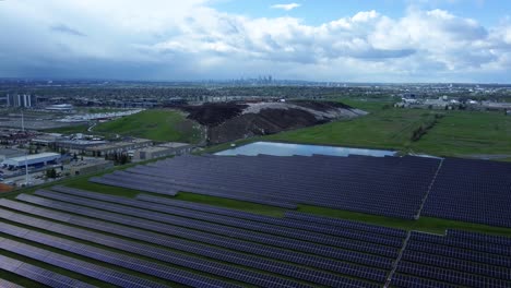 Imágenes-De-Drones-De-Campos-Solares-En-Calgary,-Alberta