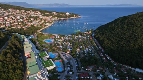 Luftaufnahme-Mit-Blick-Auf-Die-Stadt-Und-Den-Ferienort-Rabac,-Sonnenuntergang-In-Istrien,-Kroatien