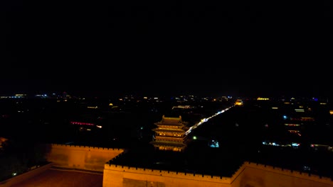 Vista-Desde-Drones-De-Personas-Que-Ingresan-A-La-Antigua-Ciudad-De-Pingyao-A-Través-De-La-Puerta-Sur-Por-La-Noche-Después-Del-Espectáculo-De-Luces