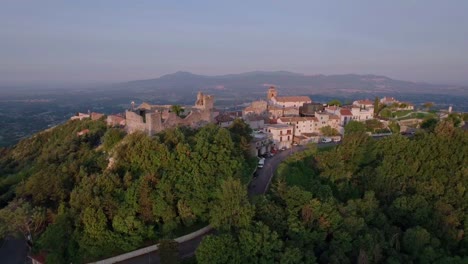 órbita-Aérea-Ruinas-Del-Castillo-De-Castel-San-Pietro-Romano,-Italia