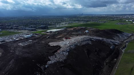 Vista-Aérea-Del-Vertedero-De-Reciclaje-De-Ecco-Con-Calgary-Dt-En-Segundo-Plano.