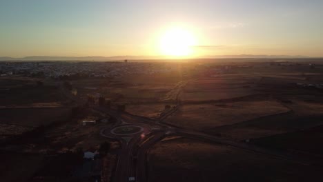 Pozoblanco-Stadt-Bei-Sonnenaufgang-Mit-Klarem-Himmel-Und-Einem-Sichtbaren-Kreisverkehr,-Luftaufnahme