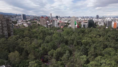 Toma-Aérea-360-De-Los-Insurgentes-De-La-Ciudad-De-México-Y-El-Parque-De-La-Ciudad.