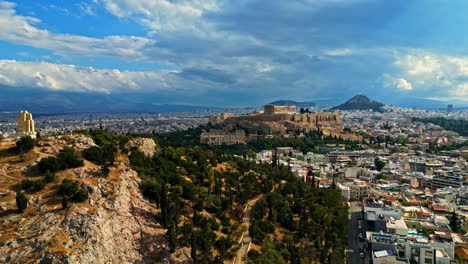 Panorama-ancient-city-Athen-with-famous-landmark-acropolis-on-a-cloudy-day