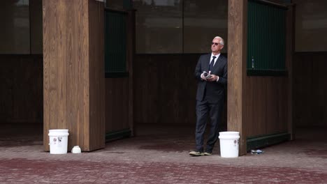 Imágenes-De-Todd-Pletcher,-Un-Renombrado-Entrenador-De-Caballos,-Solo-En-El-Paddock-De-Churchill-Downs-Antes-Del-Derbi-De-Kentucky.