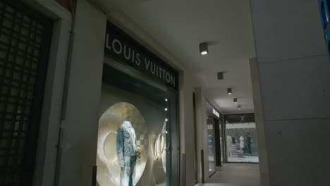 Escaparate-De-Louis-Vuitton-En-Venecia-Que-Muestra-Un-Elegante-Traje-De-Mezclilla-Con-Un-Fondo-A-Cuadros