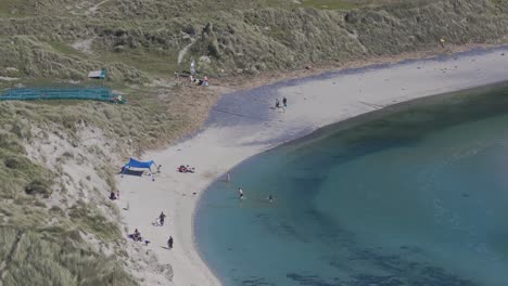 Strandleute-In-Barley-Cove-Genießen-Den-Tag-Am-Strand---4K-Filmmaterial-Aus-Drohnenaufnahmen---Co