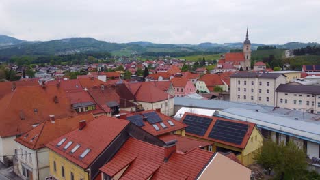 Paisaje-Urbano-Del-Centro-De-Eslovaquia-Bistrica,-Eslovaquia,-Antena