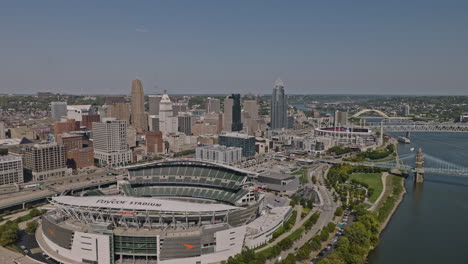 Cincinnati,-Ohio---Luftaufnahme-Eines-V15-Drohnenüberflugs-Entlang-Der-Küste,-Der-Das-Paycor-Stadion-Am-Wasser,-Den-Autobahnverkehr,-Die-Flussbrücken-Und-Die-Innenstadtansichten-Einfängt---Aufgenommen-Mit-Inspire-3-8k---September-2023