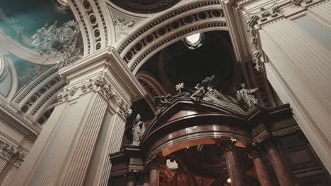 Weite-Sicht-Auf-Die-Dekorierte-Spitze-Der-Kapelle-Im-Inneren-Der-Christlichen-Kirche-In-Saragossa,-Spanien